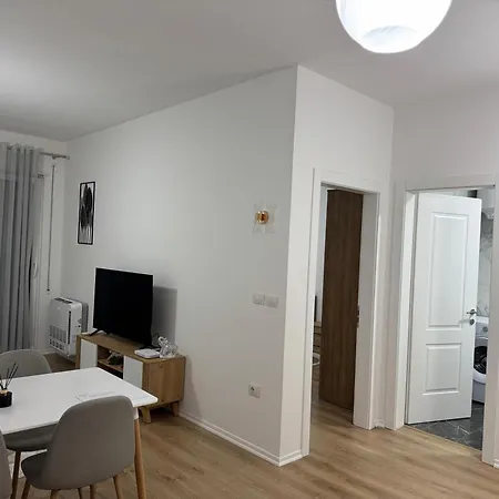 Διαμέρισμα Bright & Roomy Τίρανα